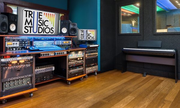 Desk 03 Logo Both - 16;9 2048px 82%