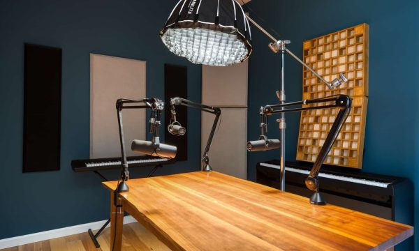 Podcast Room 03 Table Corner, Softbox - 3;2 2048px 92%